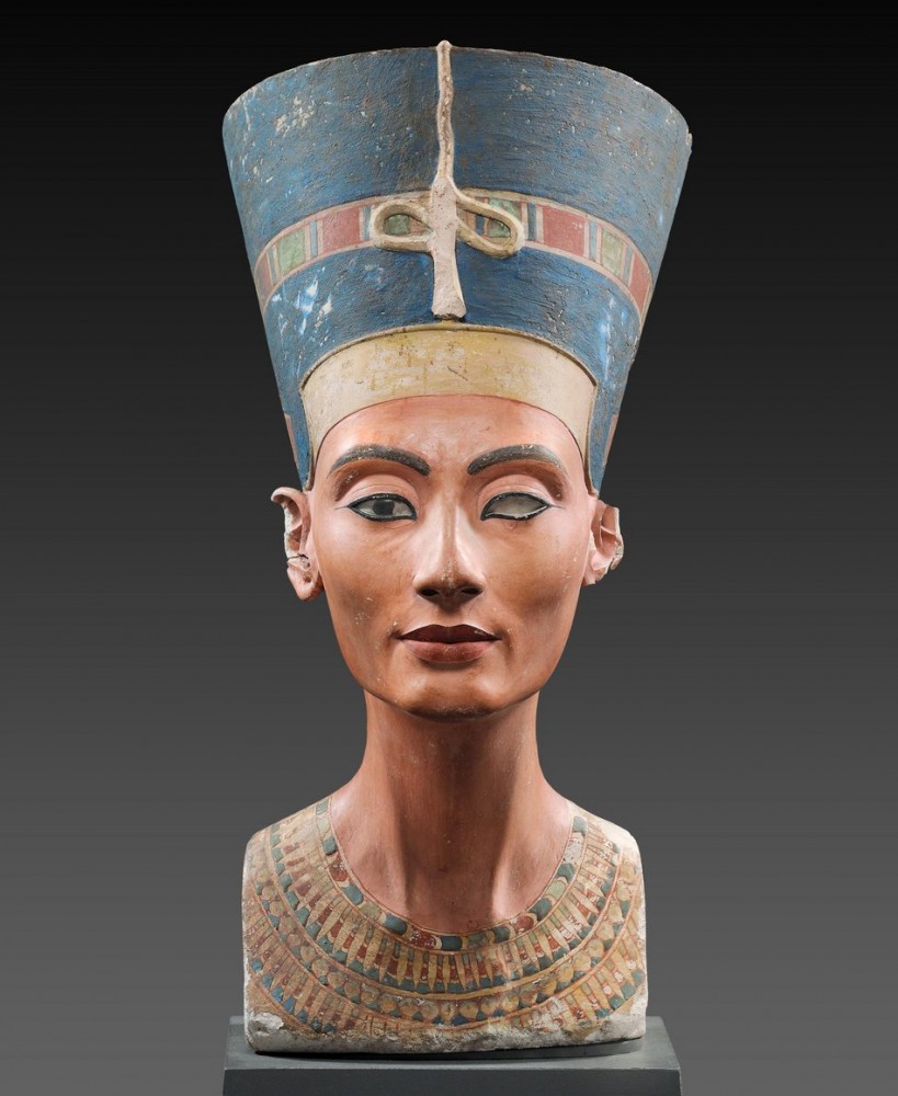 <p><a title="smb" href="https://recherche.smb.museum/detail/606189/b%C3%BCste-der-k%C3%B6nigin-nofretete?language=de&amp;limit=15&amp;sort=relevance&amp;controls=none&amp;conditions=AND%2Btitles%2B%22B%C3%BCste+der+K%C3%B6nigin+Nofretete%22&amp;objIdx=0" target="_blank">Staatliche Museen zu Berlin, Ägyptisches Museum und Papyrussammlung/Sandra Steiß</a>/<a title="Creative Commons" href="https://creativecommons.org/licenses/by-sa/4.0/" target="_blank">CC-by-SA 4.0</a></p>
